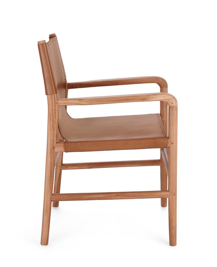 poltroncina caroline in legno di teak e vera pelle cognac, vista ambientata in soggiorno o sala da pranzo