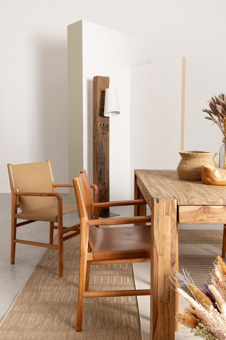 poltroncina caroline in legno di teak e vera pelle cognac, ideale per creare una seduta accogliente e raffinata