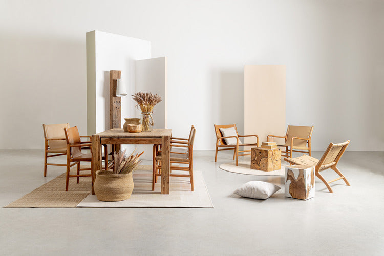 poltroncina caroline in legno di teak e vera pelle cognac, design sofisticato e funzionale per ambienti moderni