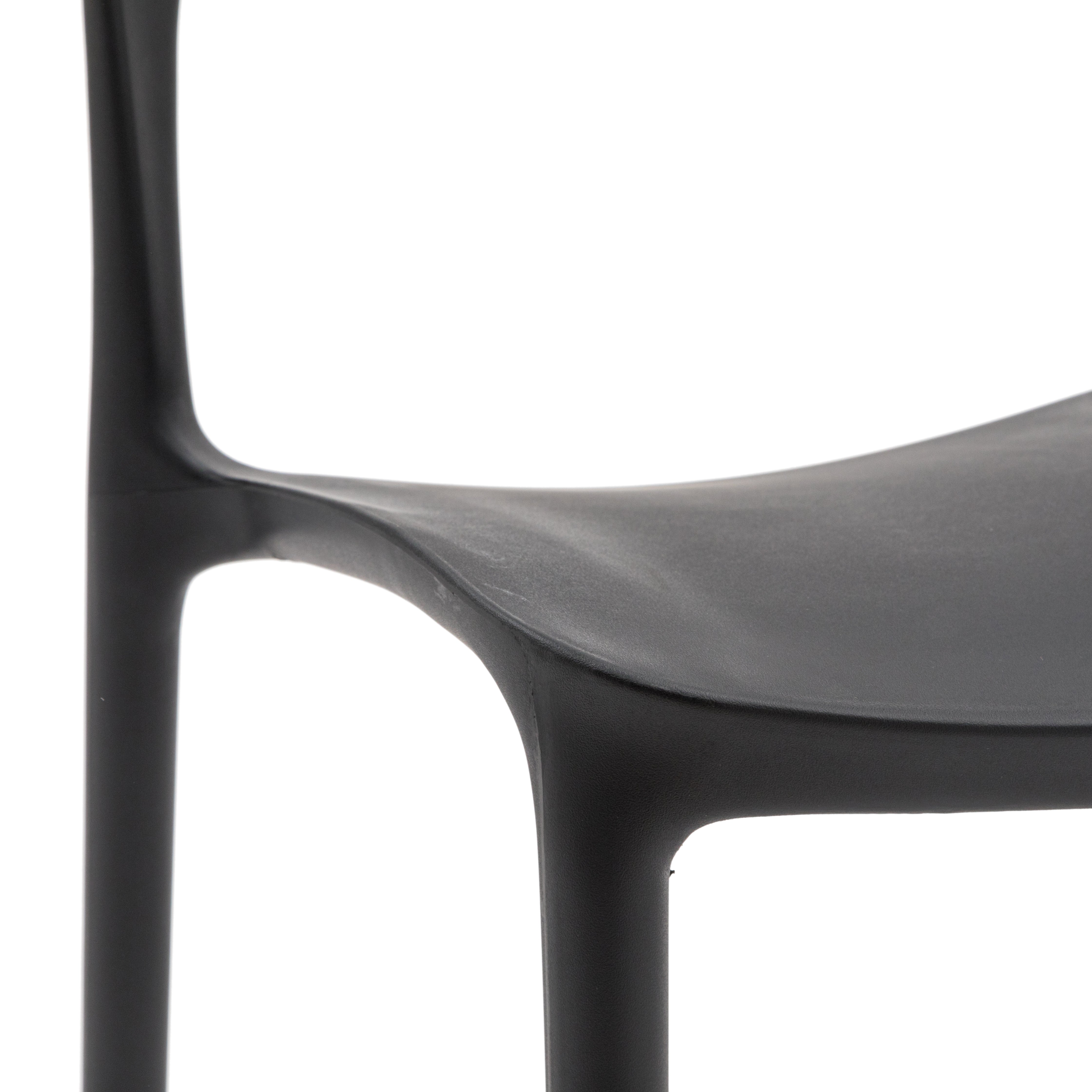 set di 4 sedie south beach in polipropilene nero, dettaglio della finitura in metallo, plastica o legno trattato