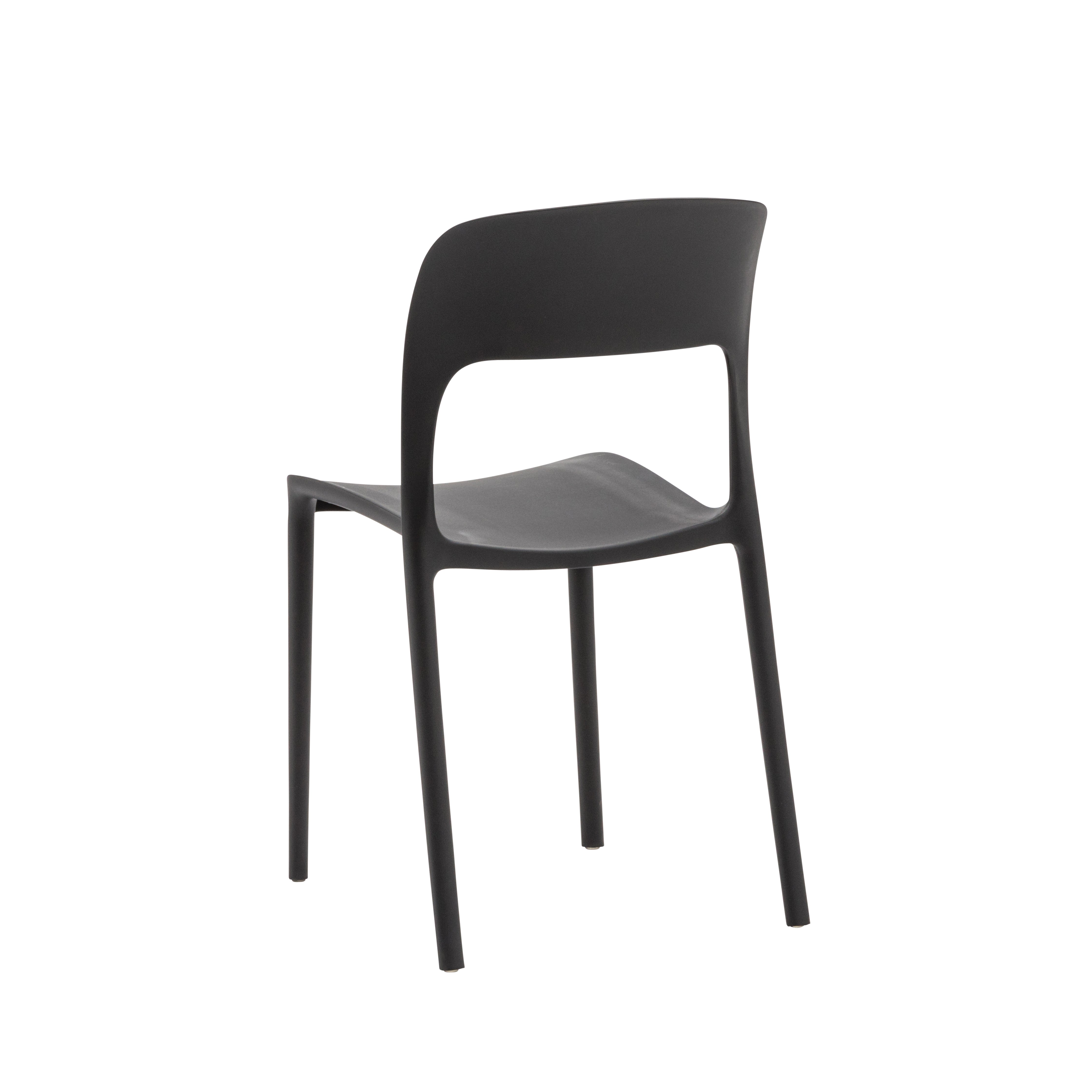 set di 4 sedie south beach in polipropilene nero, ambientazione su terrazza, veranda o prato