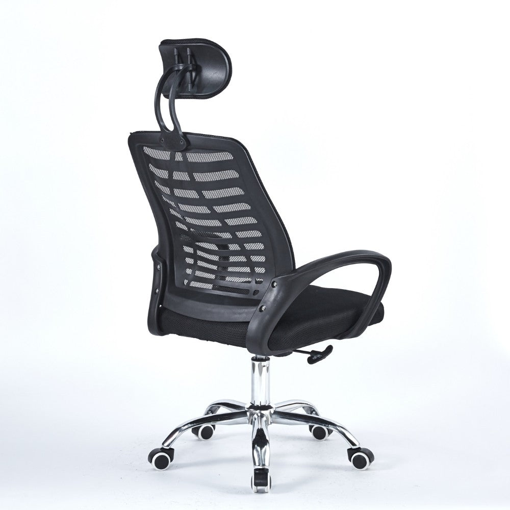 poltrona ufficio colin 46x62x107 cm. in tessuto e mesh nero e base cromata, vista ambientata in studio o postazione di lavoro