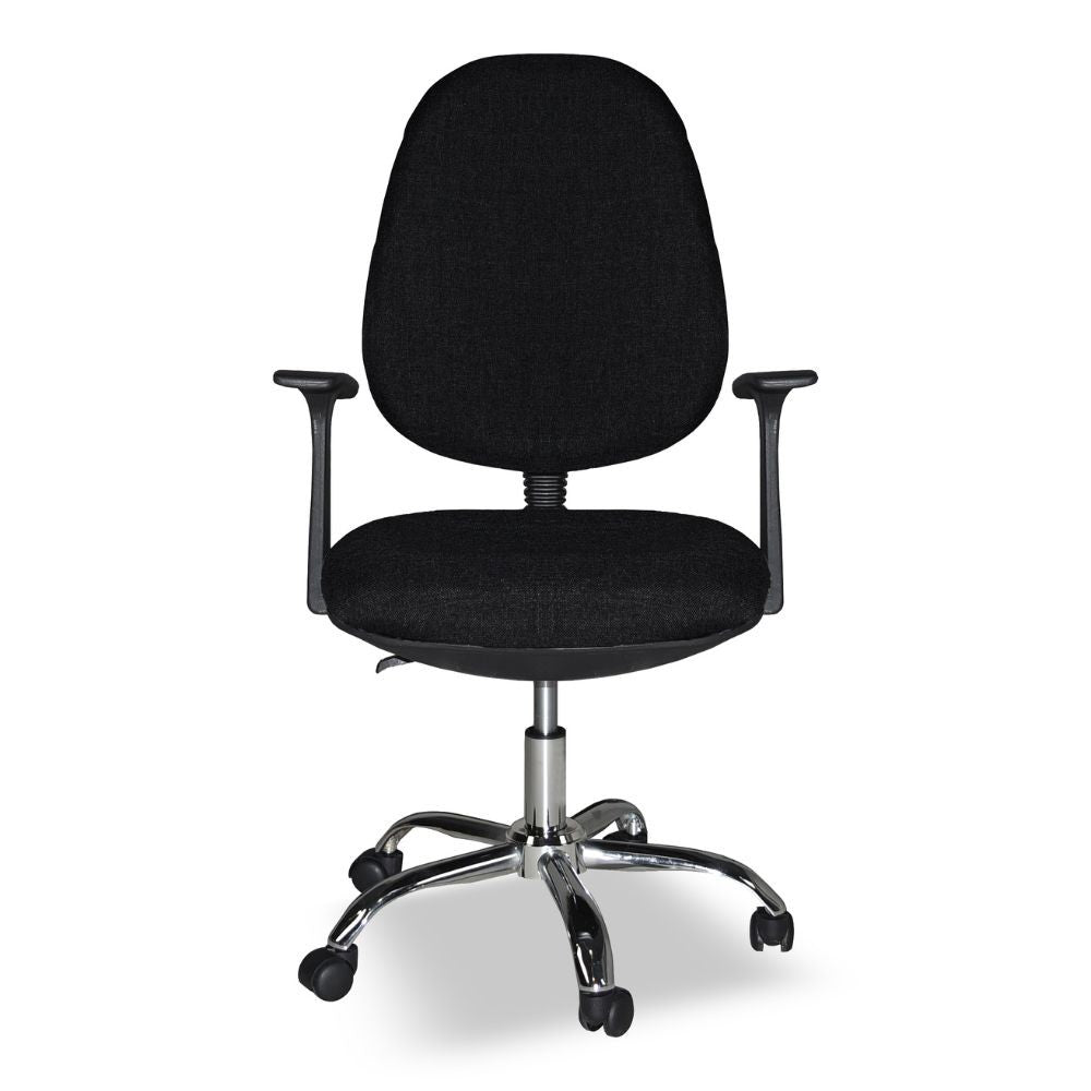 poltrona da ufficio cr415 tessuto nero con base cromata, vista ambientata in studio o postazione di lavoro