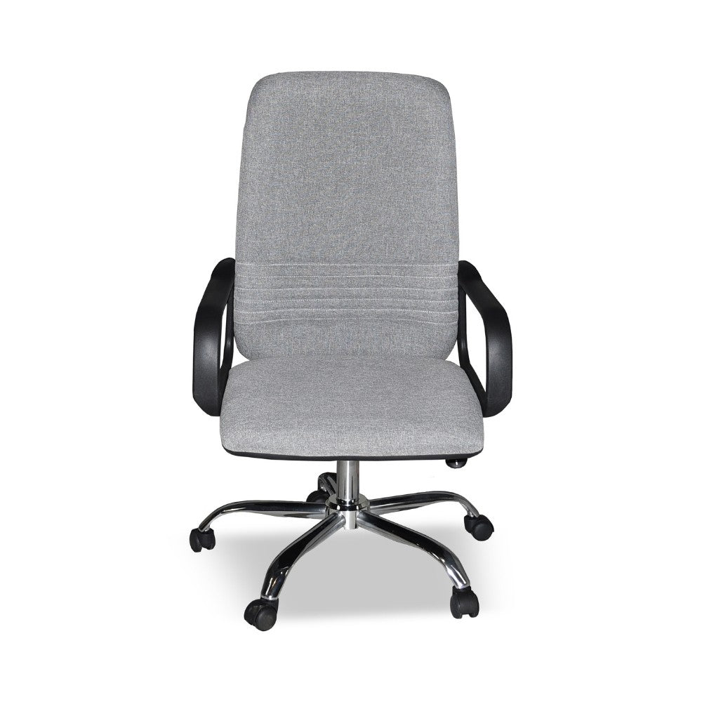 poltrona da ufficio cr106h in tessuto grigio e base cromata, vista ambientata in studio o postazione di lavoro