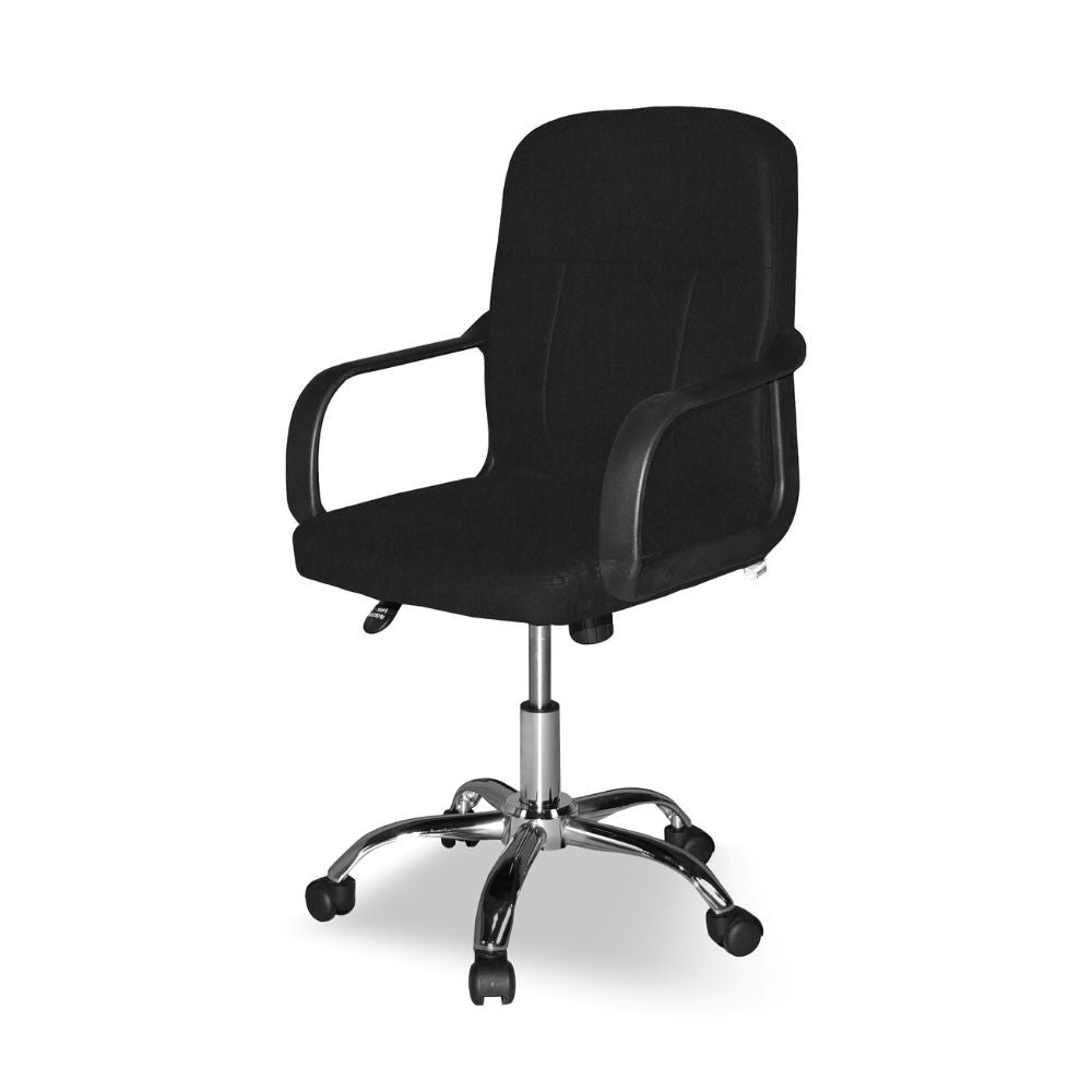 poltrona da ufficio pc116p in tessuto nero e base cromata, vista ambientata in studio o postazione di lavoro