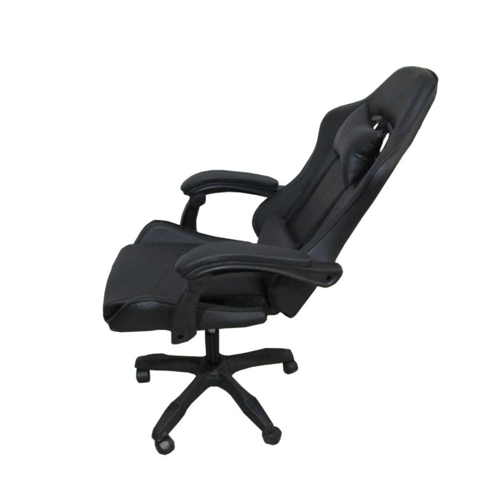 sedia da ufficio gaming con schienale alto e imbottitura in pvc colore nero, vista ambientata in studio o postazione di lavoro