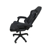 sedia da ufficio gaming con schienale alto e imbottitura in pvc colore nero, vista ambientata in studio o postazione di lavoro