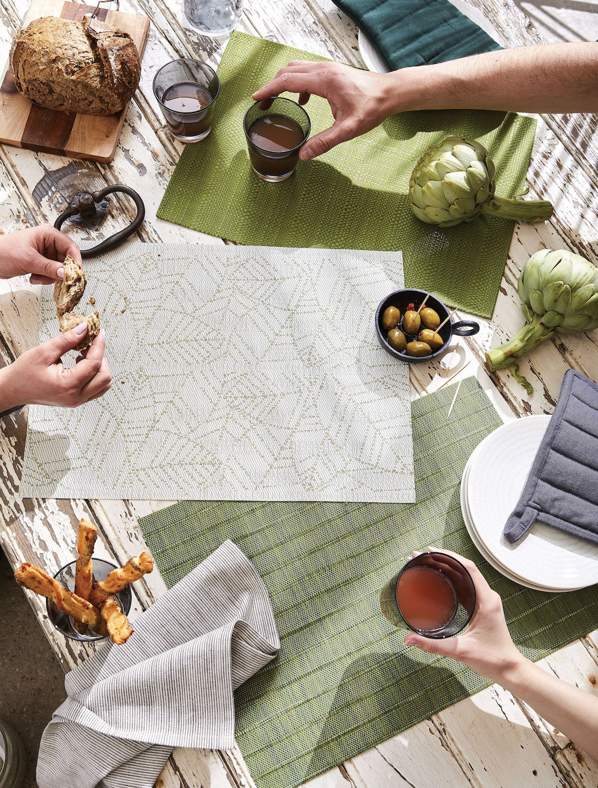 set da tavola manoka eucalipto, colore eucalipto, taglia 33 x 45. realizzato in 75% pvc 25% poliestere, unisce estetica e funzionalità per ogni pasto