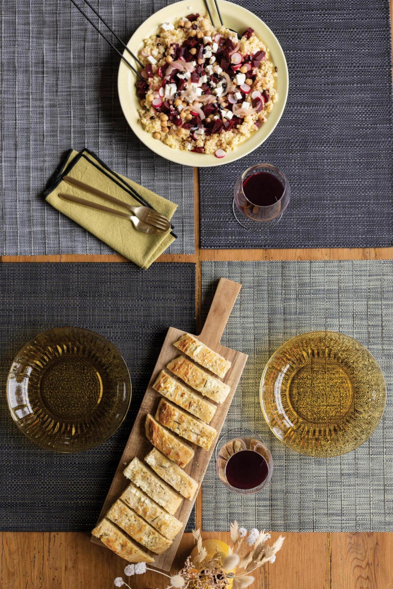 set da tavola manoka ambra/oro, colore ambra/oro, taglia 33 x 45. realizzato in 75% pvc 25% poliestere, unisce estetica e funzionalità per ogni pasto