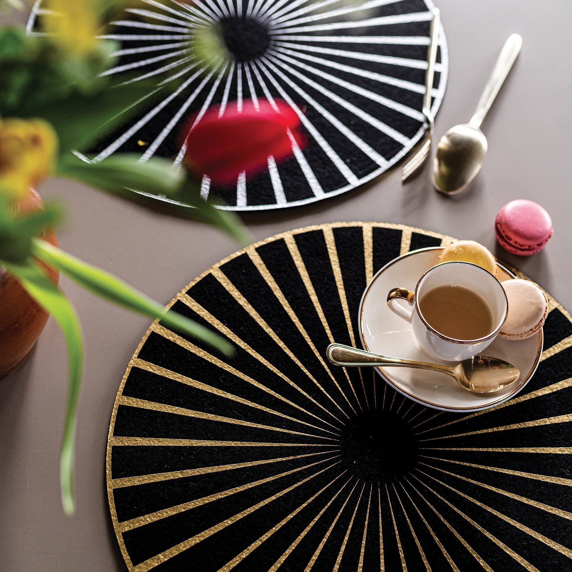 set da tavola in feltro raini nero/oro, colore nero/oro, taglia diamètre 40. perfetto per apparecchiare con eleganza ogni giorno