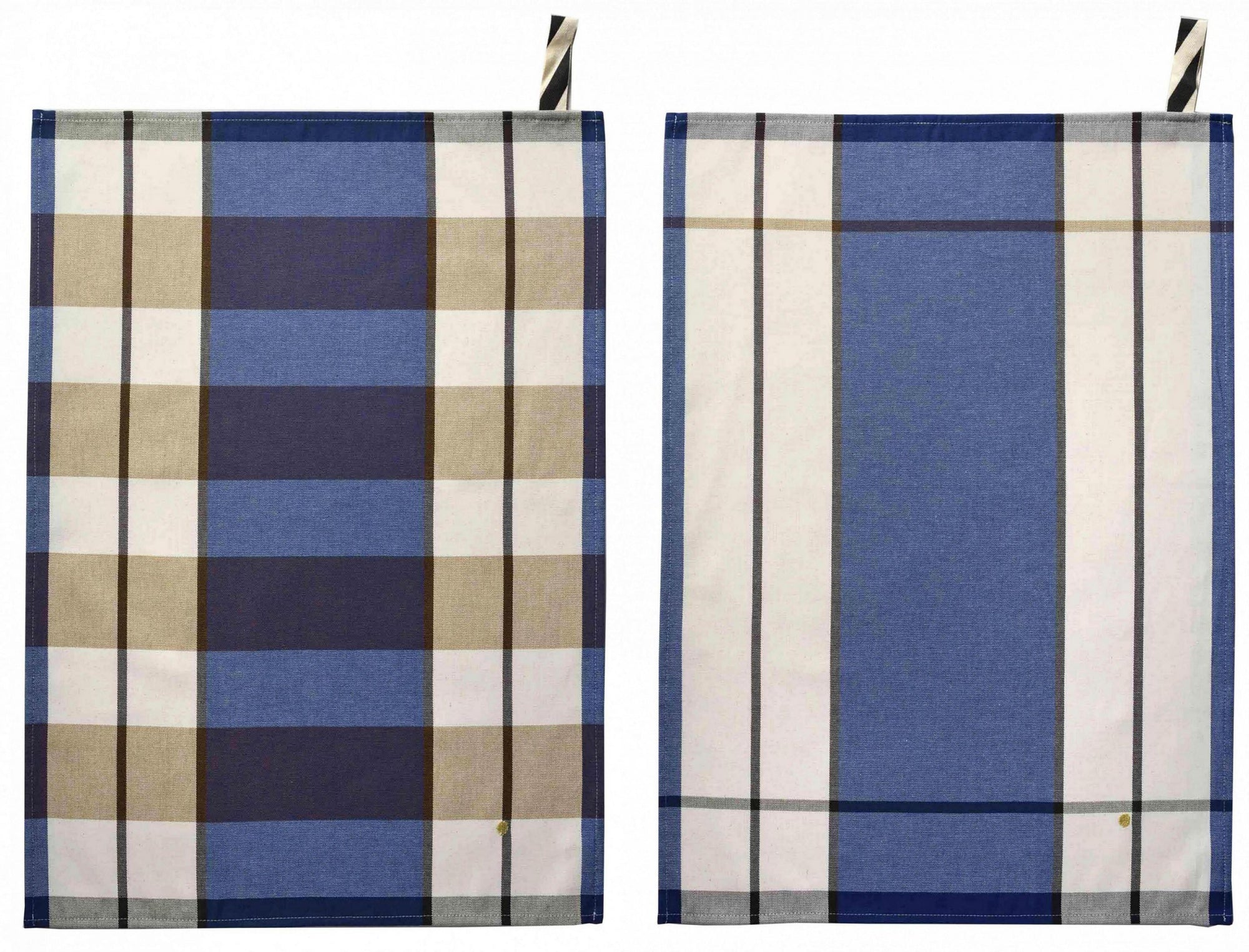 set di 2 strofinacci archie indaco, colore indaco, taglia 50 x 70. strofinaccio piegato su fondo neutro per mostrare texture e finiture