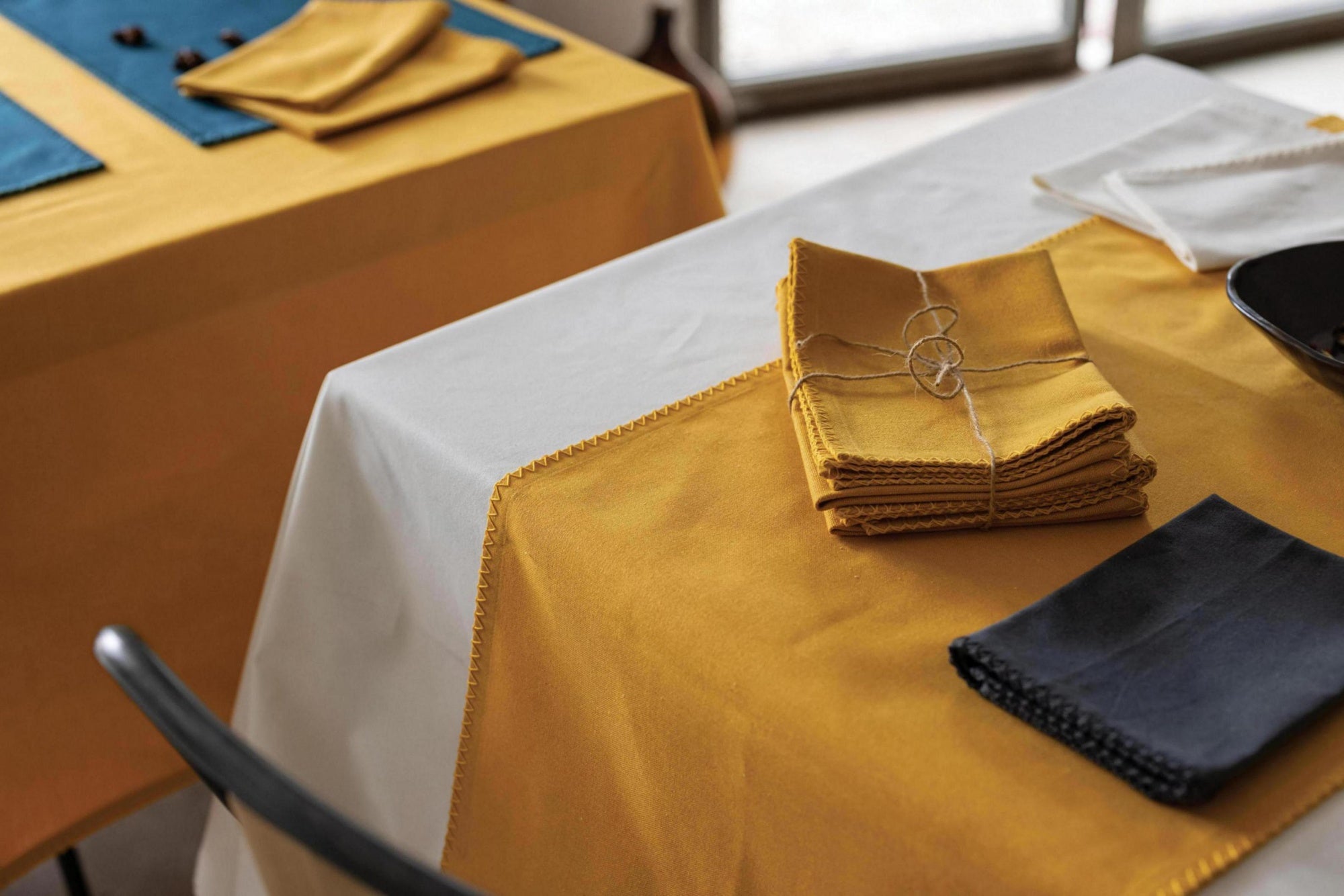 set di 4 tovagliette riciclate delia ombra, colore ombra, taglia 33 x 45. protegge la superficie del tavolo con un tocco elegante e sostenibile