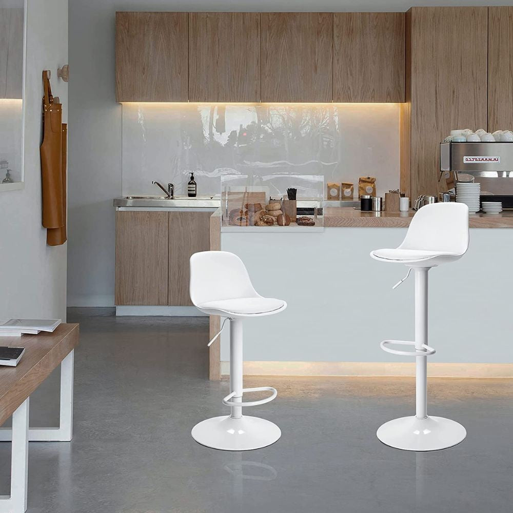 sgabello regolabile rand completamente bianco, vista ambientata accanto a bancone o isola