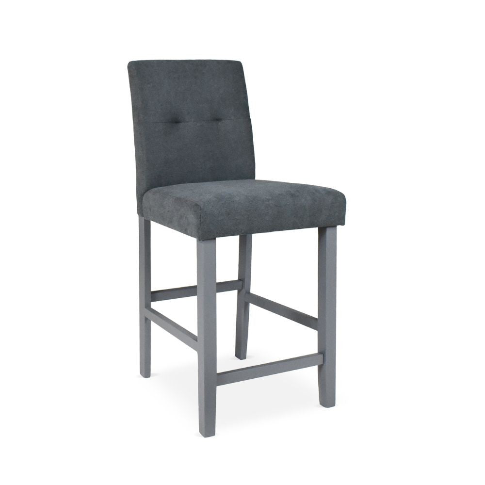 sgabello alex in legno colore grigio con seduta in tessuto grigio, vista ambientata accanto a bancone o isola