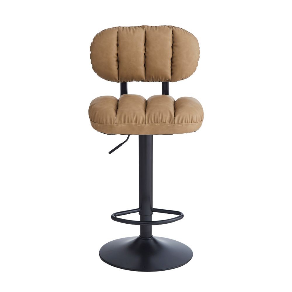 sgabello tati con seduta in ecopelle cammello e gamba in metallo nero, vista ambientata accanto a bancone o isola