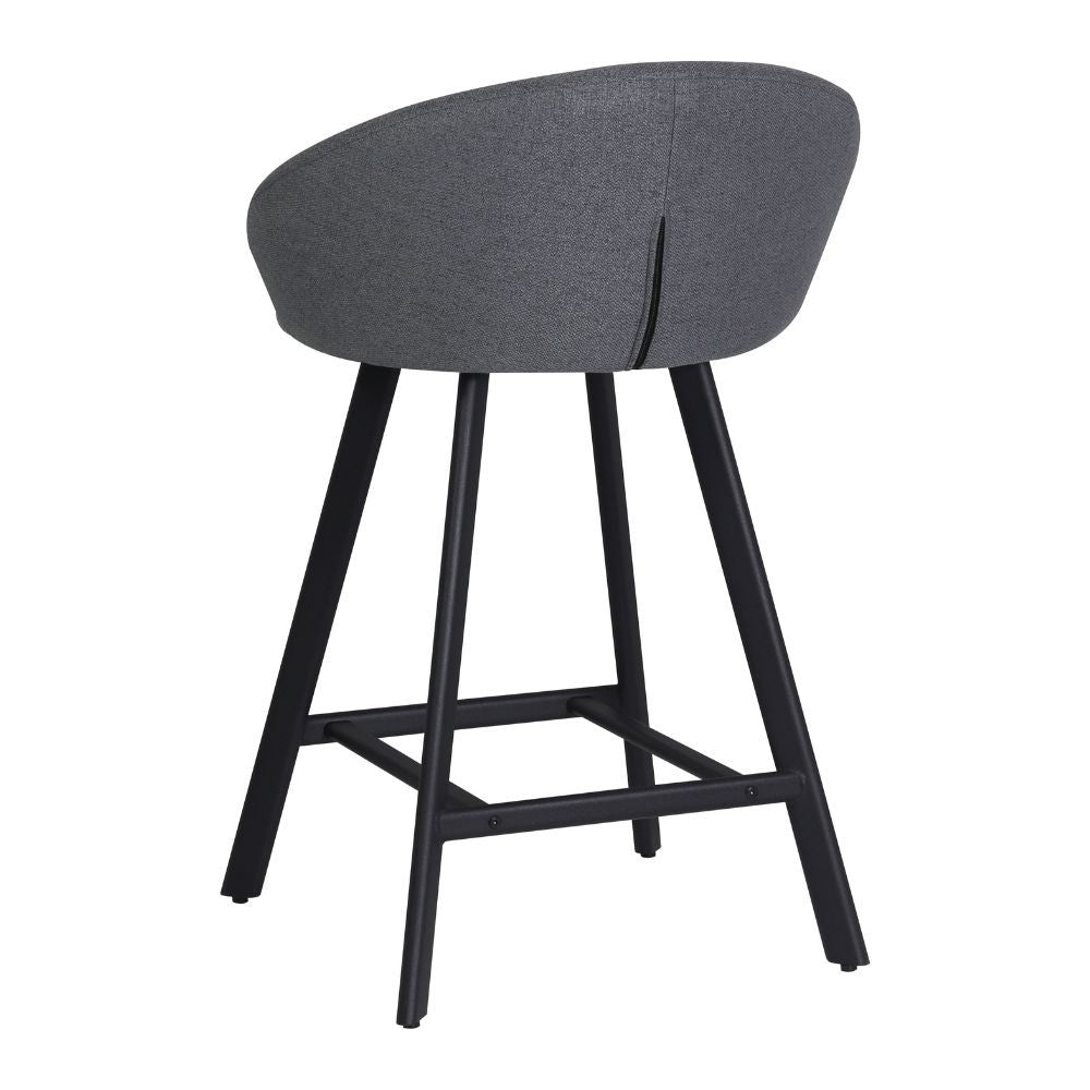 sgabello saki in tessuto nordic 15 grigio con gambe nere, vista ambientata accanto a bancone o isola