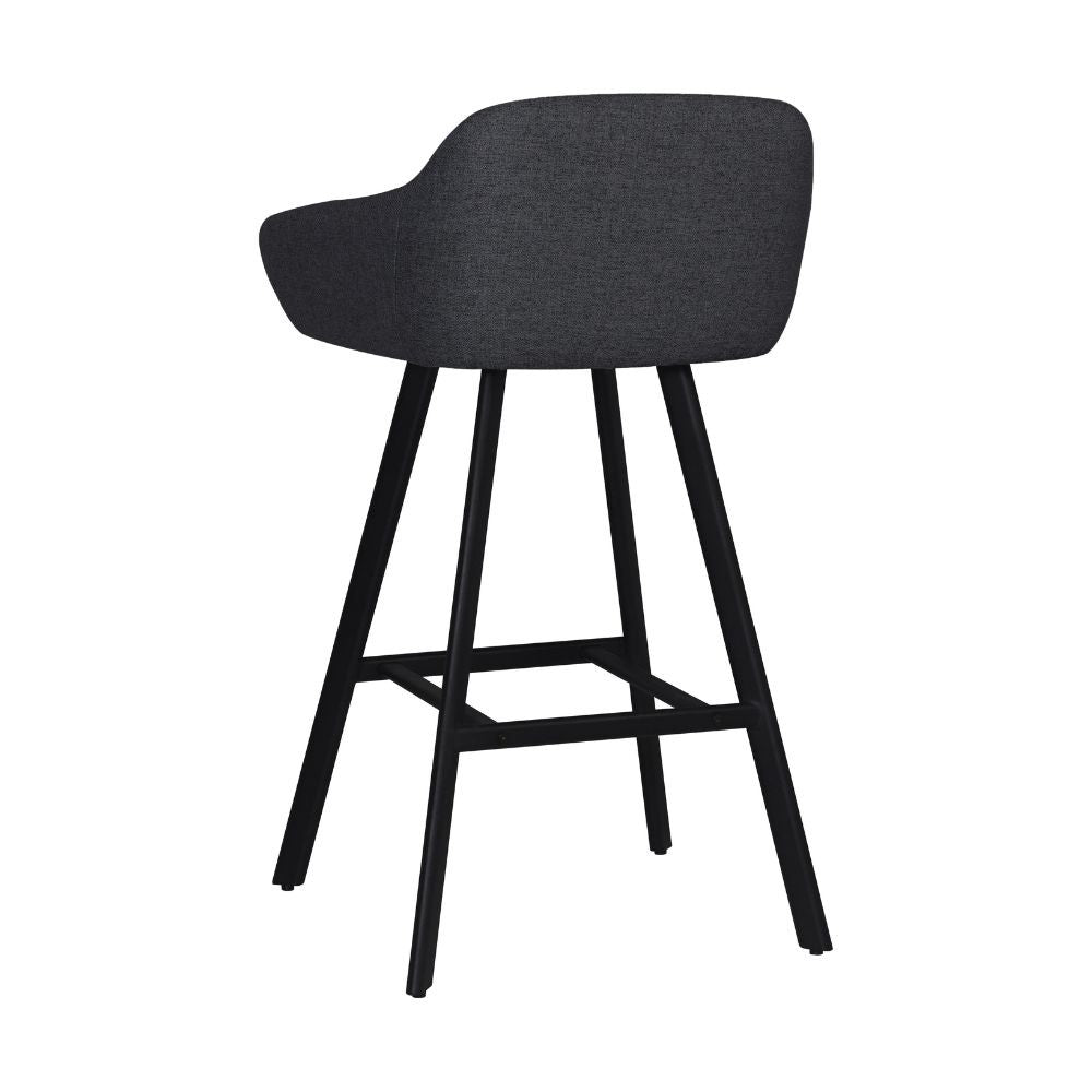 sgabello mey in tessuto nordic 18 grigio scuro con gambe in metallo nere, vista ambientata accanto a bancone o isola