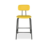 sgabello glami in pvc effetto cuoio giallo con struttura in metallo nera, dettaglio della seduta imbottita o in legno