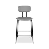 sgabello glami in pvc effetto cuoio grigio con struttura in metallo nera, dettaglio della seduta imbottita o in legno