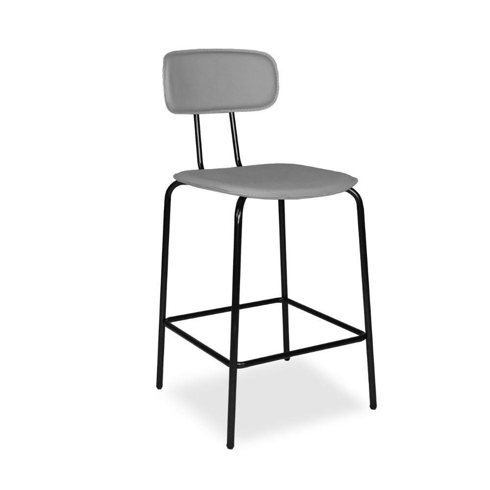 sgabello glami in pvc effetto cuoio grigio con struttura in metallo nera, vista ambientata accanto a bancone o isola