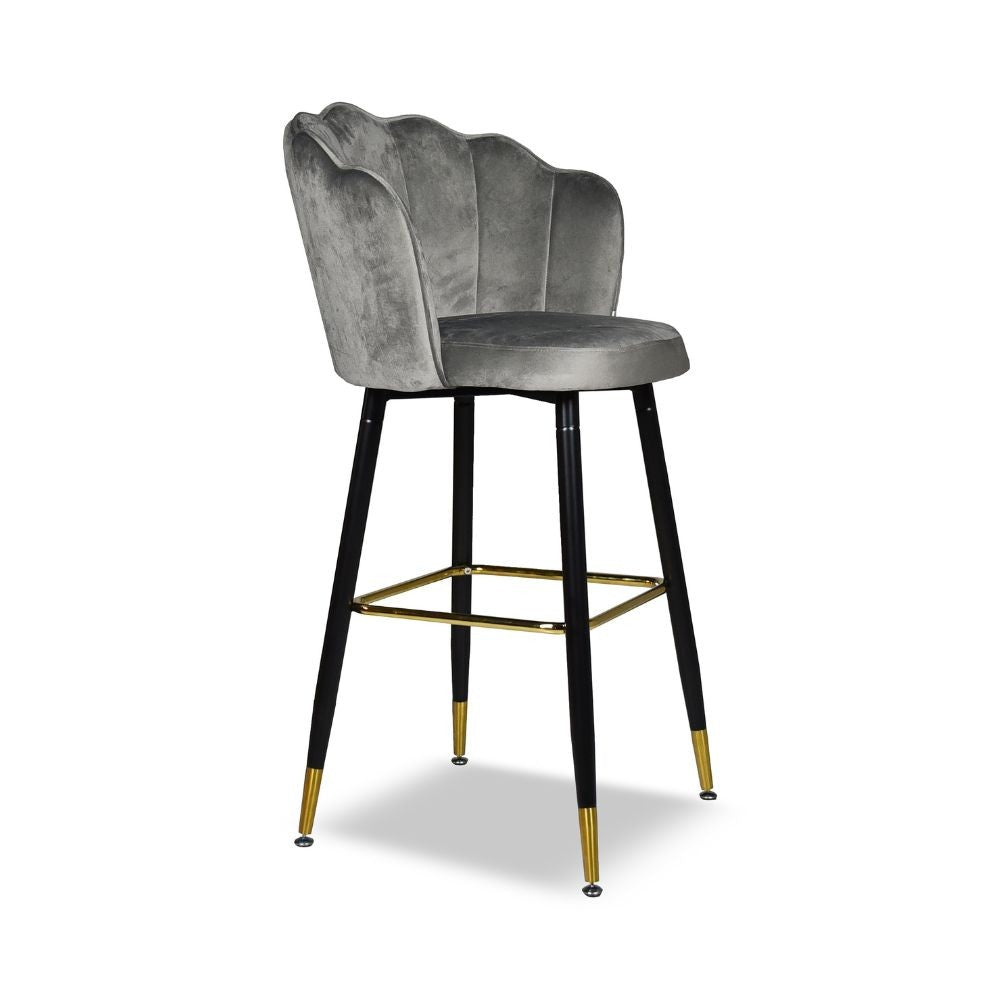 sgabello estro in velluto grigio con terminali dorati, dettaglio della seduta imbottita o in legno