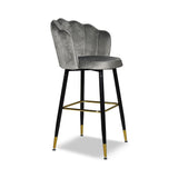 sgabello estro in velluto grigio con terminali dorati, dettaglio della seduta imbottita o in legno