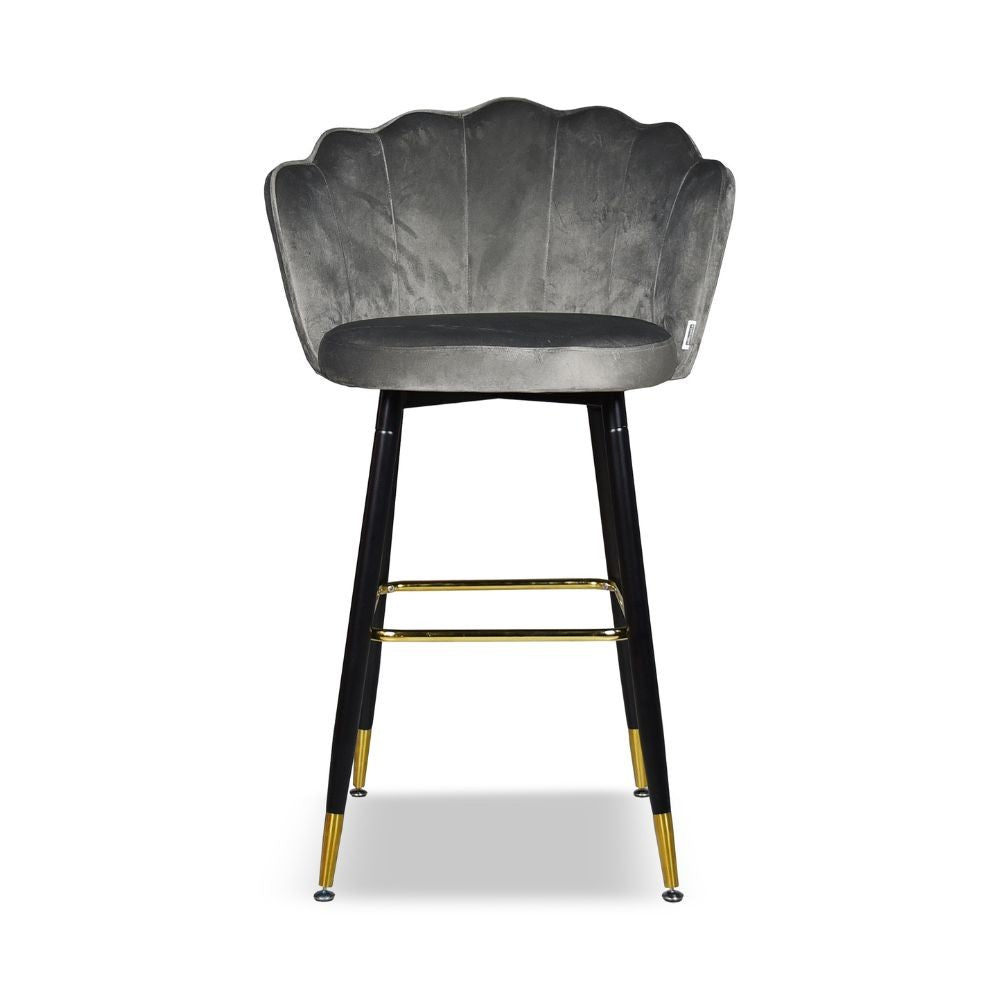 sgabello estro in velluto grigio con terminali dorati, vista ambientata accanto a bancone o isola