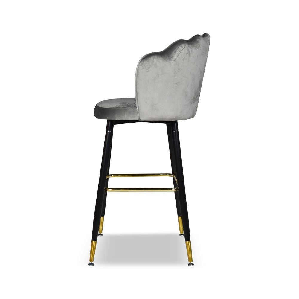 sgabello estro in velluto grigio con terminali dorati, design salvaspazio ideale per ambienti contemporanei