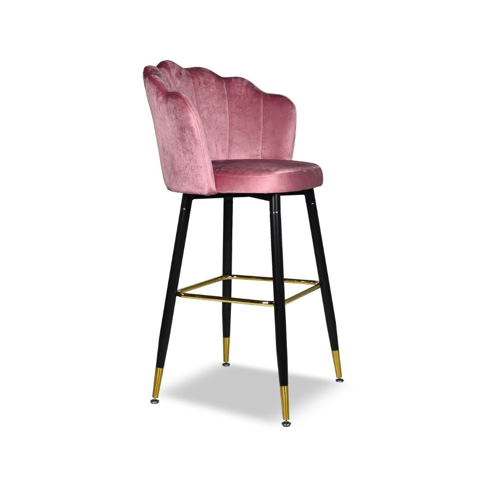 sgabello estro in velluto rosa con terminali dorati, dettaglio della seduta imbottita o in legno