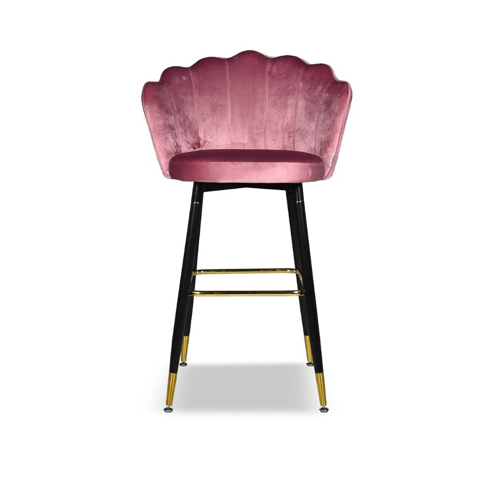 sgabello estro in velluto rosa con terminali dorati, vista ambientata accanto a bancone o isola