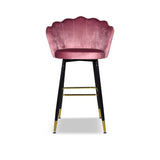 sgabello estro in velluto rosa con terminali dorati, vista ambientata accanto a bancone o isola