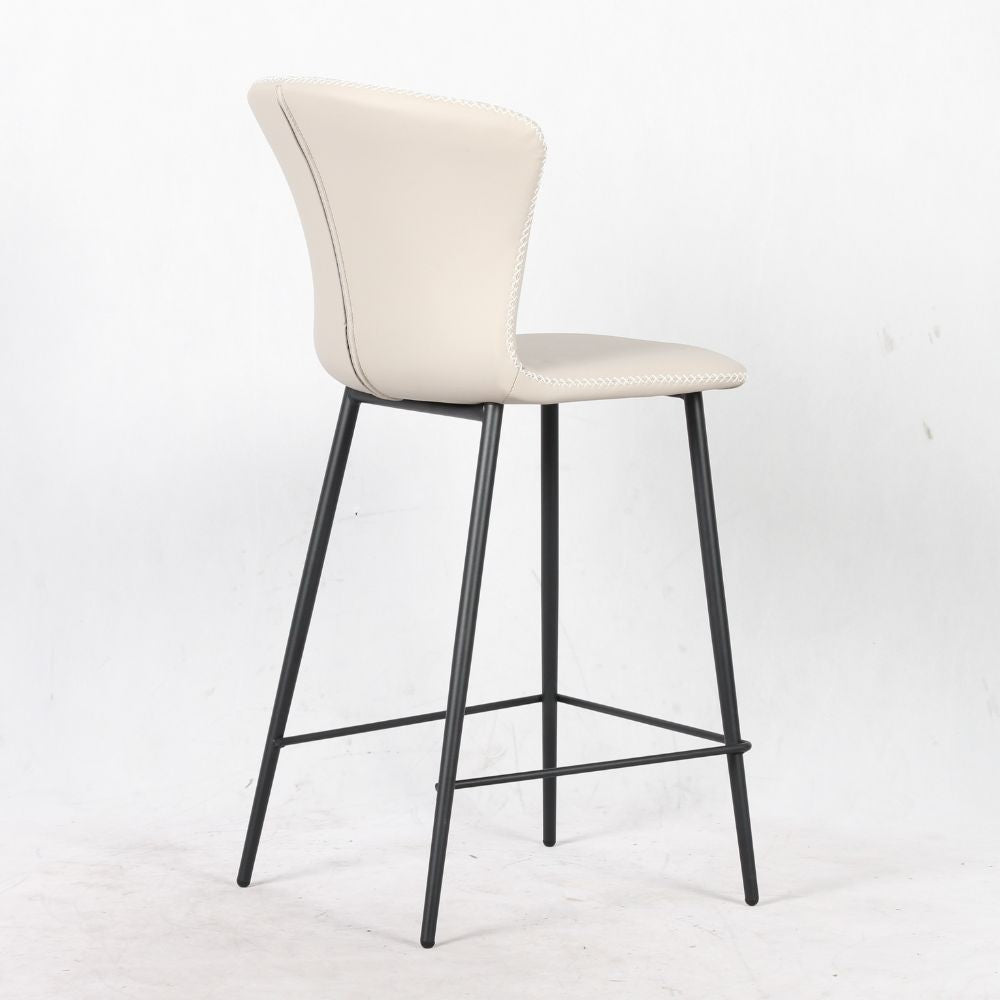 sgabello core colore beige con gambe in metallo nero, design salvaspazio ideale per ambienti contemporanei