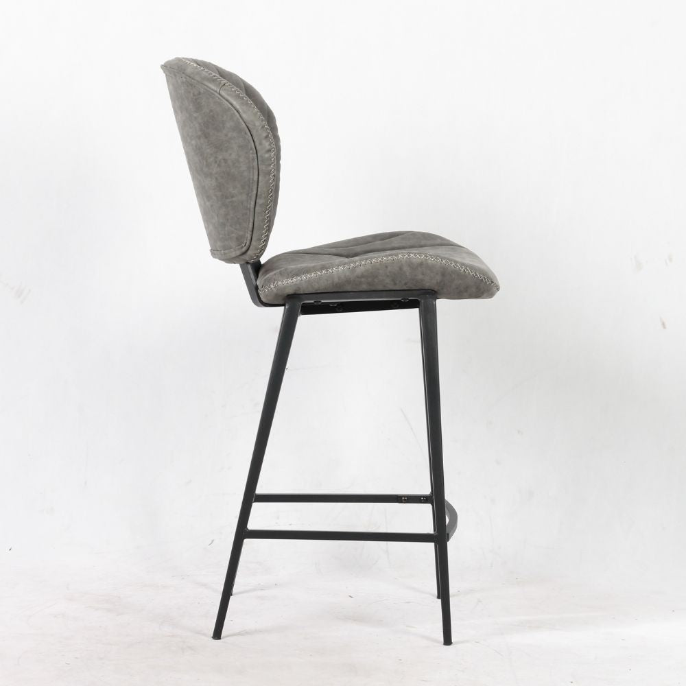 sgabello elice colore grigio chiaro gambe in metallo colore nero, vista ambientata accanto a bancone o isola