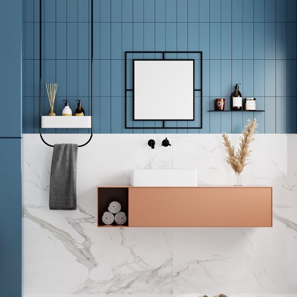 specchio quadrato corner con doppia cornice in metallo nero, vista ambientata su pareti arredate con stile