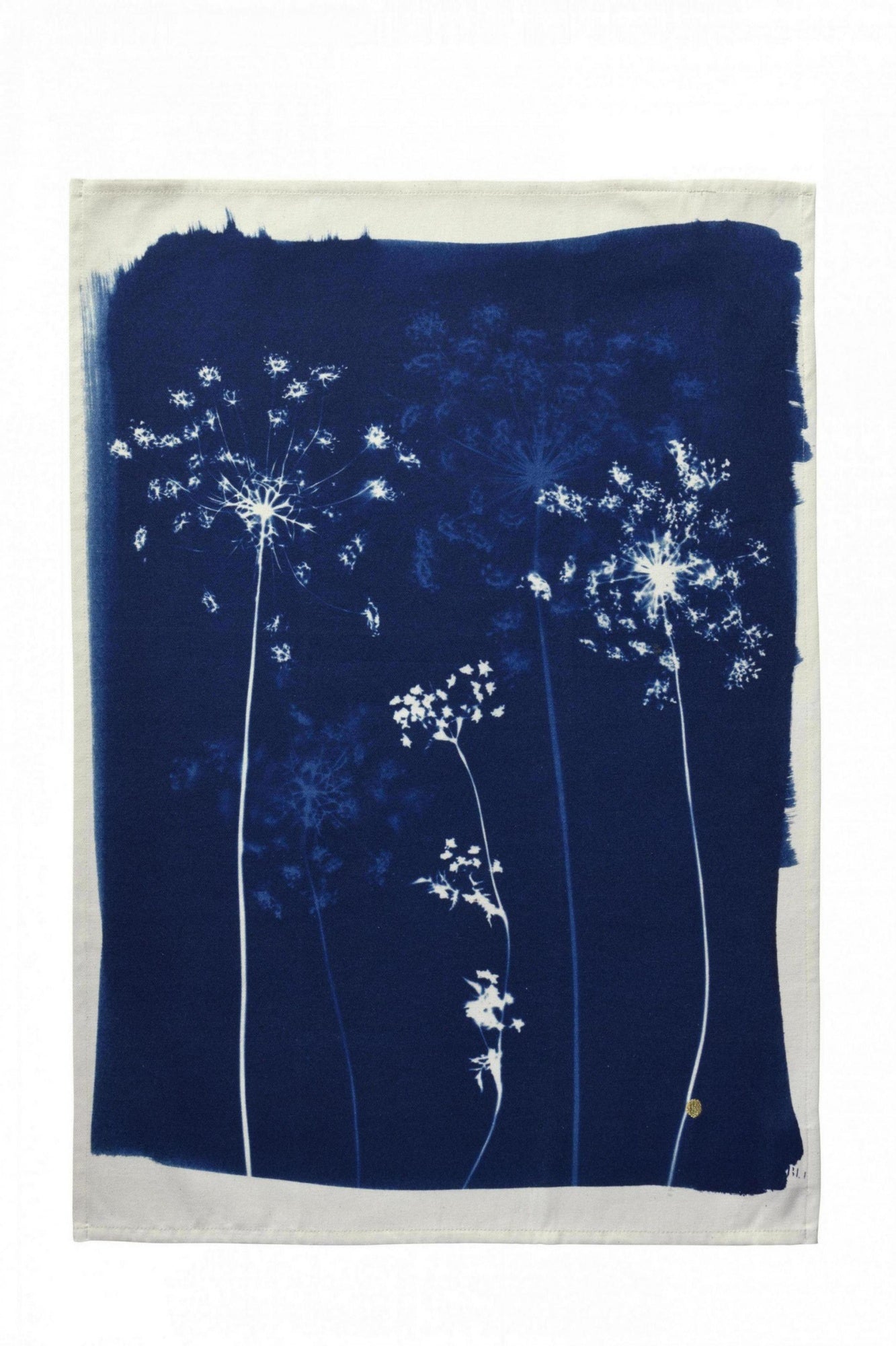 strofinaccio fleurs de carotte blu, colore blu, taglia 50 x 70. strofinaccio piegato su fondo neutro per mostrare texture e finiture