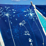 strofinaccio fleurs de carotte blu, colore blu, taglia 50 x 70. confezionato in 100% cotone bio, assorbenza e resistenza per ogni esigenza in cucina