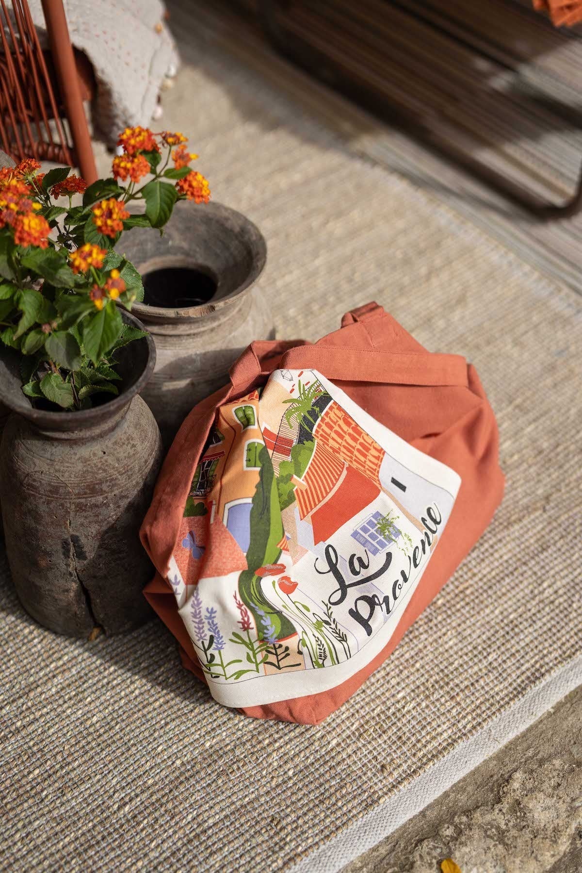 strofinaccio village provence ecru, colore ecru, taglia 48 x 72. confezionato in 100% cotone, assorbenza e resistenza per ogni esigenza in cucina