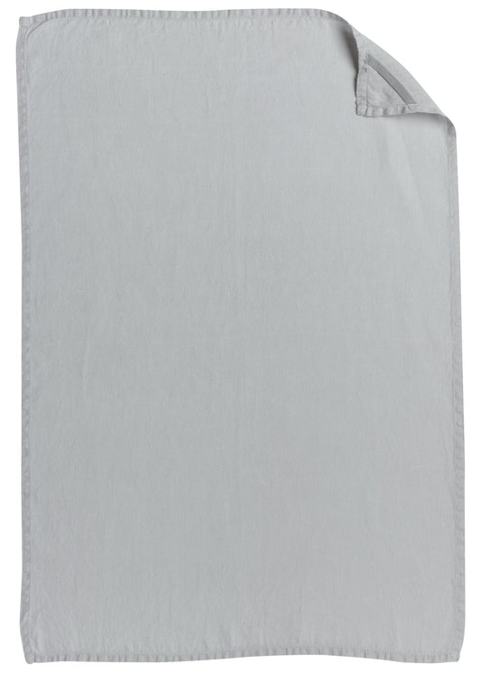 strofinaccio in canapa ciara perla, colore perla, taglia 50 x 70. strofinaccio piegato su fondo neutro per mostrare texture e finiture