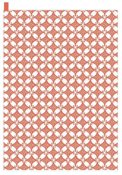 strofinaccio riciclato fatou corallo, colore corallo, taglia 50 x 70. strofinaccio piegato su fondo neutro per mostrare texture e finiture