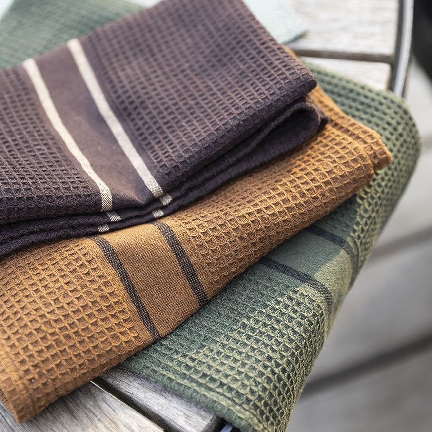 strofinaccio riciclato lars caffè, colore caffè, taglia 50 x 70. confezionato in 70% cotone riciclato 30% poliestere riciclato, assorbenza e resistenza per ogni esigenza in cucina