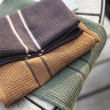 strofinaccio riciclato lars caramello, colore caramello, taglia 50 x 70. confezionato in 70% cotone riciclato 30% poliestere riciclato, assorbenza e resistenza per ogni esigenza in cucina