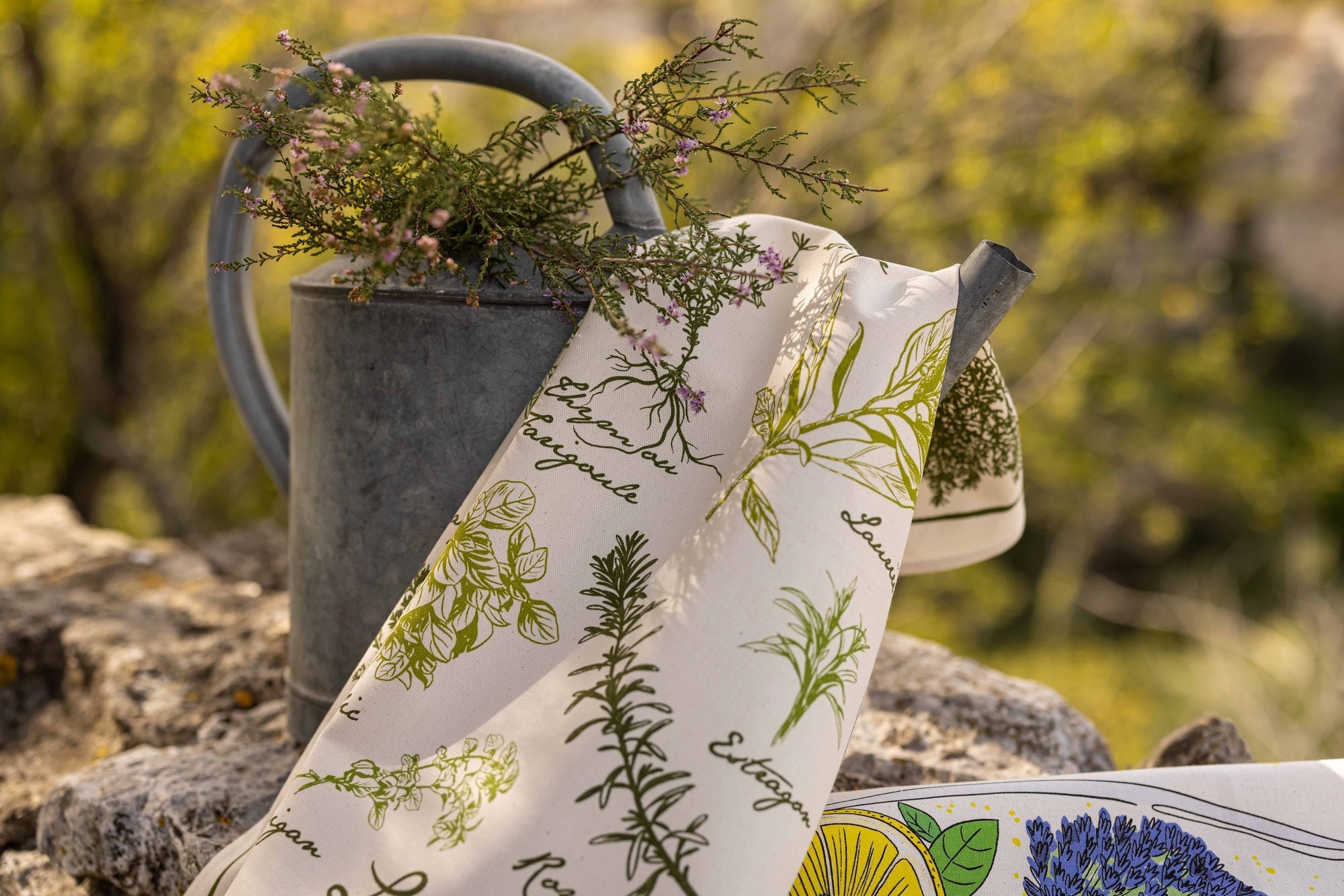 strofinaccio stampato les herbes de provence ecru, colore ecru, taglia 48 x 72. ideale per mantenere la cucina pulita e ordinata