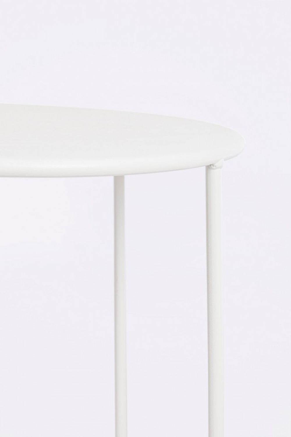 set di 4 tavolini austin in acciaio bianco, dettaglio della struttura resistente alle intemperie