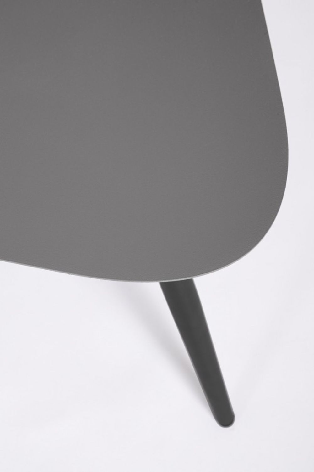 set di 2 tavolini yvonne in acciaio antracite, vista ambientata su terrazza o veranda