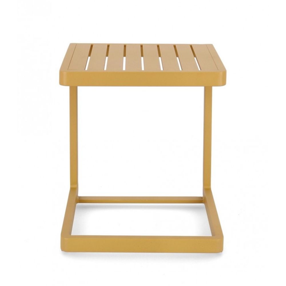 set di 2 tavolini rettangolari konnor in alluminio giallo senape, vista ambientata su terrazza o veranda