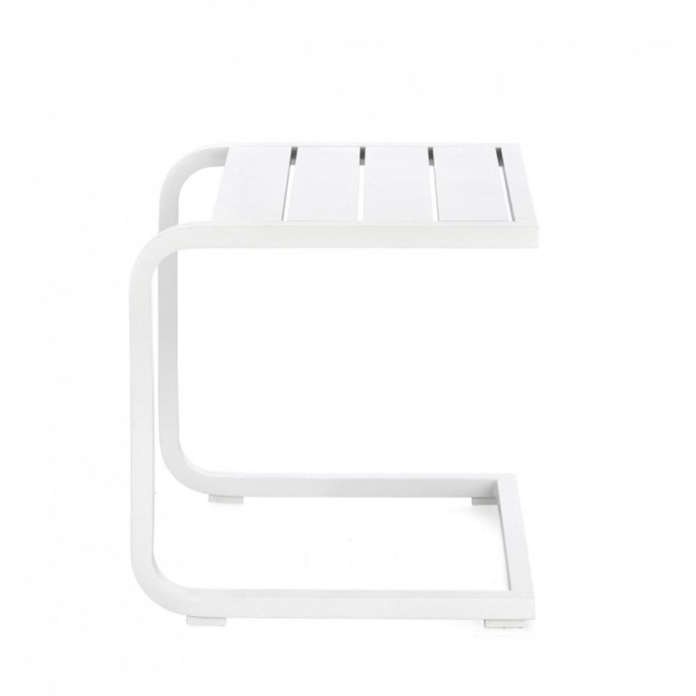 tavolino taylor in alluminio bianco, realizzato in materiali outdoor come alluminio o rattan
