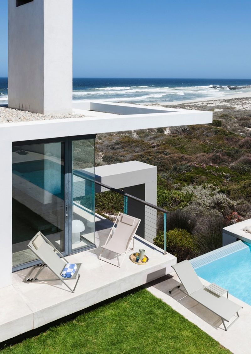 tavolino taylor in alluminio antracite, design compatto e facile da spostare