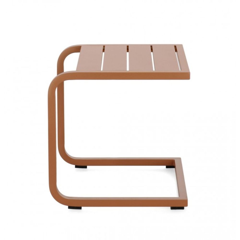 tavolino taylor in alluminio ruggine, realizzato in materiali outdoor come alluminio o rattan