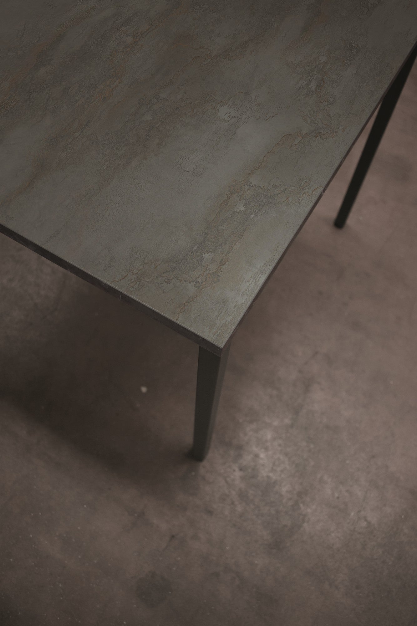 tavolino camogli in legno, finitura acciaio ossidato e metallo verniciato nero, 55×90 cm, ambientazione con divano o poltrona