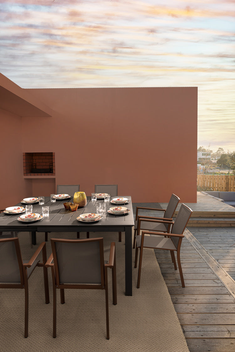 tavolo allungabile konnor in alluminio antracite 160×110 cm – 160×160 cm, complemento d’arredo immancabile per spazi verdi